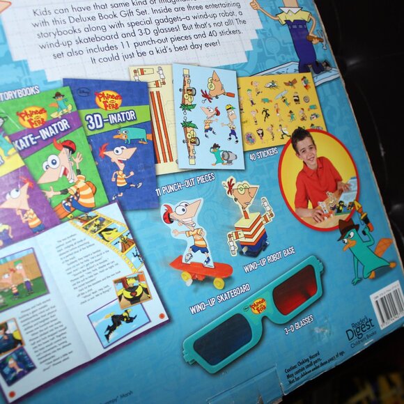 3/$88❤️PHINEAS AND FERB Deluxe Book Gift Set Skateboard 3D Glasses Wind-Up Robot - Picture 10 of 11